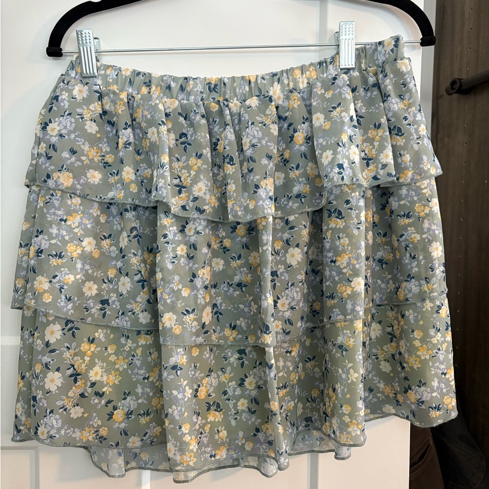 Short skirt, flattering layers